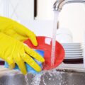 Geschirr von Hand spülen