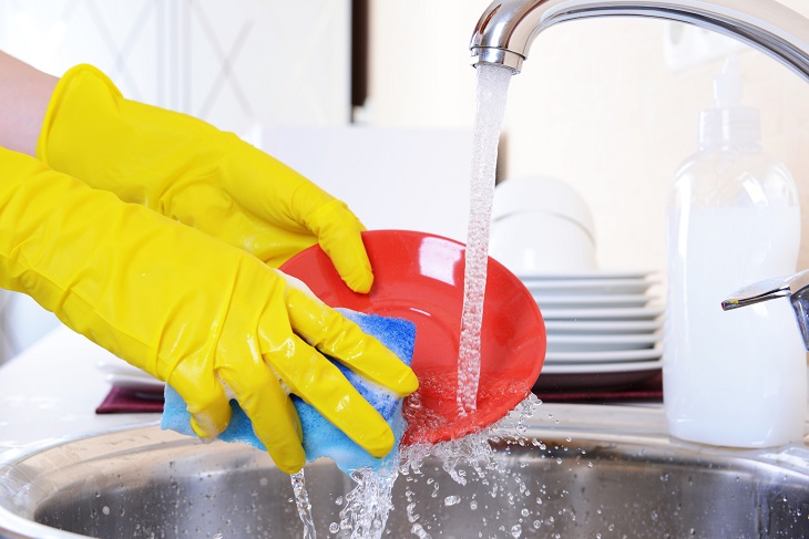 Geschirr von Hand spülen